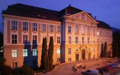 Uni Hauptgebäude